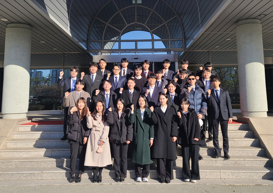 쌍용자동차가 3년 만에 새로 뽑은 신입·경력 사원들이 회사 본관 앞에서 파이팅을 외치고 있다. / 사진=쌍용자동차