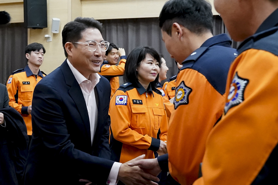 조현준 효성그룹 회장이 14일 울산북부소방서에서 열린 '제1차 다함께 나눔 프로젝트' 행사에서 소방관들을 만나 인사하고 있다. / 사진=효성