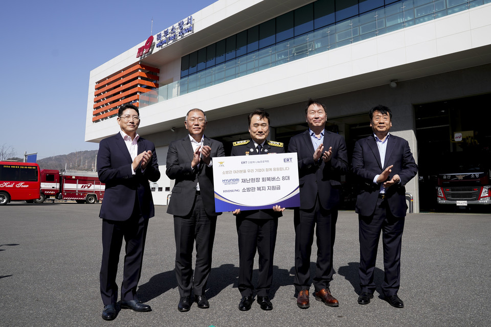 효성그룹이 14일 울산북부소방서에서 열린 '제1차 다함께 나눔 프로젝트' 행사에서 순직 소방관의 유가족과 현직 소방관의 복지 증진을 위해 3억원을 기부했다. 사진 왼쪽부터 행사에 참석한 조현준 효성그룹 회장, 정의선 현대차그룹 회장, 남화영 소방청장 직무대리, 최태원 대한상의 회장, 이윤철 울산상의 회장. / 사진=효성