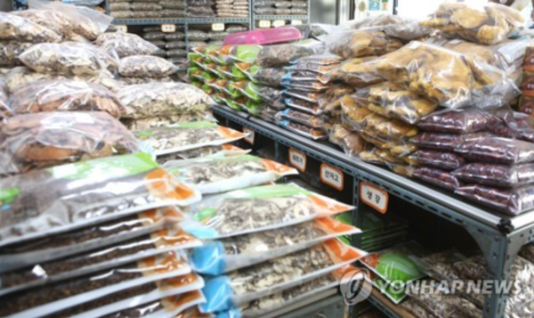 약업사 선반에 쌓여있는 한약재 / 사진=연합뉴스