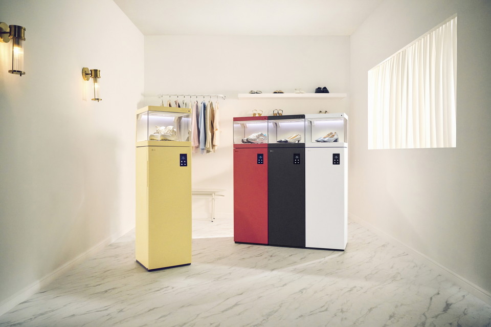 LG 스타일러 슈케이스와 슈케어를 함께 설치하면 하나의 제품처럼 매끄러운 일체형 디자인으로 쓸 수 있다. / 사진=LG전자