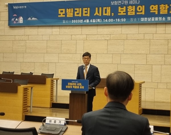 안철경 보험연구원 원장이 6일 열린 '모빌리티 시대, 보험 역할과 과제' 세미나에서 개회사를 하고 있다 / 사진=김지연 기자