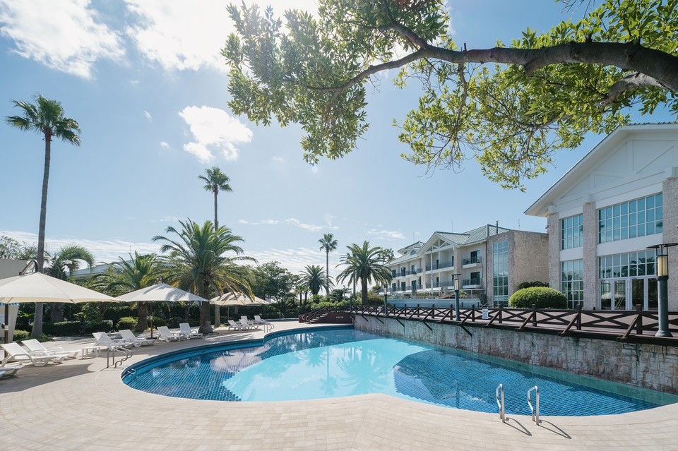 스위트호텔 제주 야외 온수풀 전경 / 사진=교원그룹