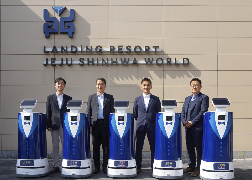 KT AI로봇사업단 이상호 단장(오른쪽부터)과 제주신화월드 양동규 상무, 이상욱 상무, LG전자 로봇사업담당 노규찬 상무가 지난 21일 'KT AI실내배송로봇 그랜드 오프닝' 행사에서 기념사진을 촬영하고 있다. / 사진=KT