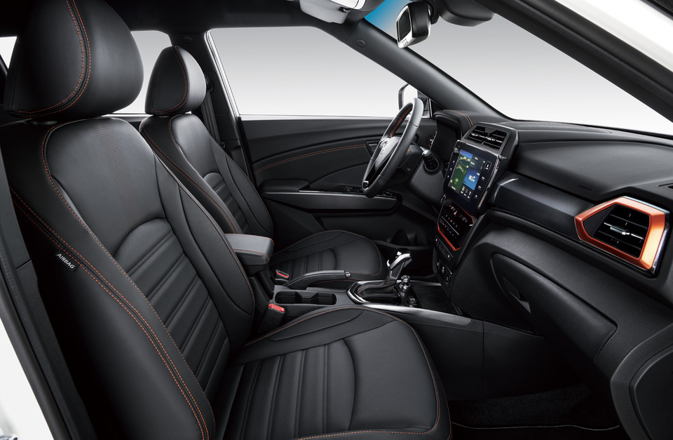 더 뉴 티볼리 인테리어(오렌지) / 사진=KG모빌리티