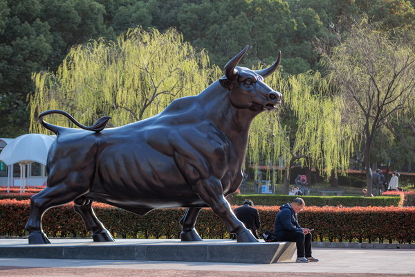 '제로 코로나' 정책 종료 이후 중국 주식시장은 호황을 경험했으나 상승세가 오래 가지 않았다. 중국 증시는 경제회복을 둘러싼 비관적인 전망에 현재 하락 중이다. 사진은 중국 상하이 루자쭈이 금융무역구에 자리잡은 황소상. / 사진=EPA연합뉴스