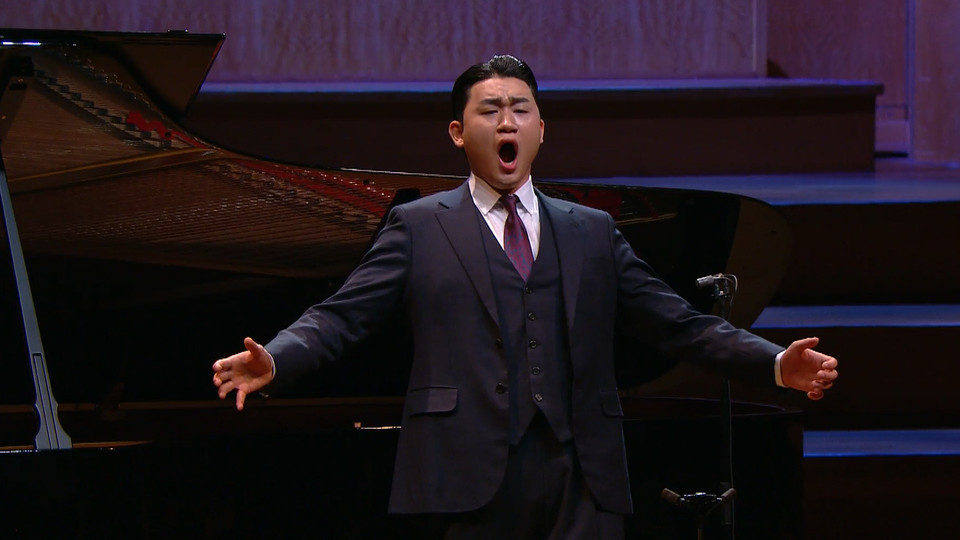 4일(현지시간) 신한음악상 10회 수상자 바리톤 김태한이 벨기에 브뤼셀 보자르에서 열린 퀸엘리자베스 콩쿠르 성악 부문 결선에서 열창하고 있다. 김태한은 이번 콩쿠르에서 아시아 남성 성악가로는 최초로 정상에 올랐다. / 사진=퀸엘리자베스 콩쿠르 홈페이지 캡처, 신한은행 제공