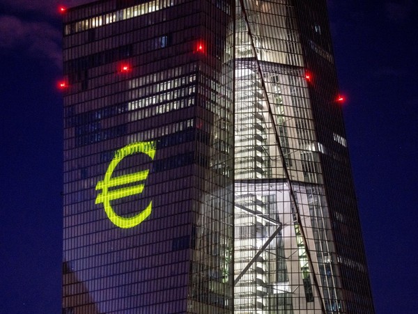 유로존의 국내총생산(GDP)이 지난해 4분기와 올해 1분기 연속 각각 0.1% 위축됐다. 두 분기 연속 GDP 역성장으로 유로존은 이른바 기술적 침체에 접어들었다. / 사진=AP연합뉴스