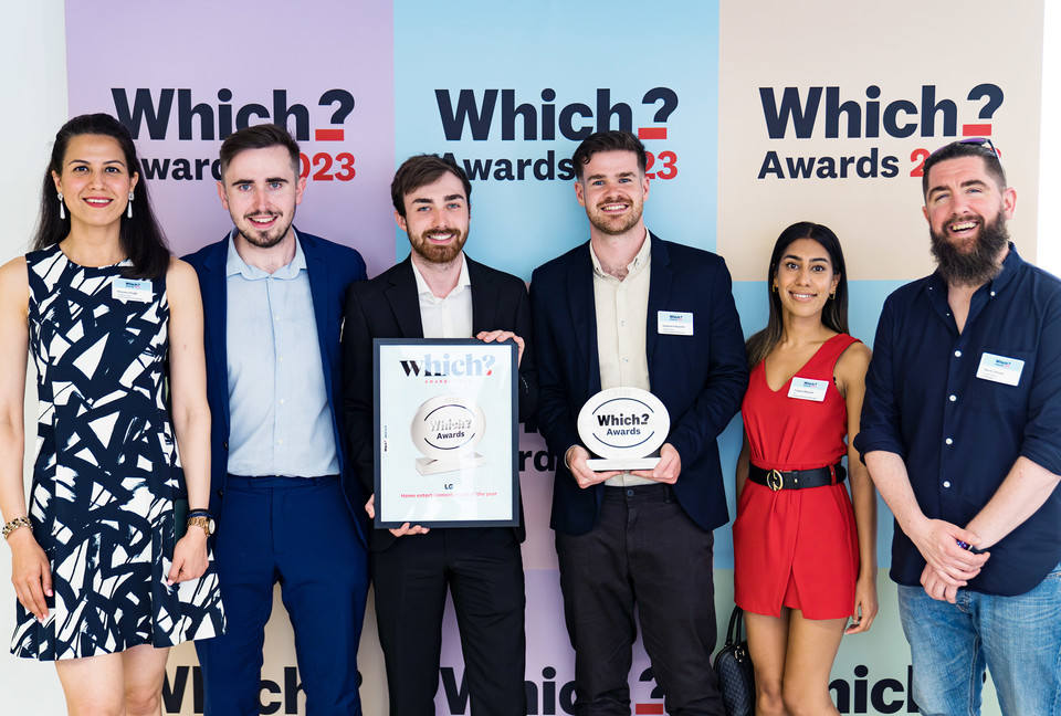 LG전자가 영국의 권위있는 비영리 소비자매체 '위치'(Which?)’로부터 4년 연속 '올해의 홈 엔터테인먼트 브랜드'로 선정됐다. LG전자 영국법인 관계자들이 '위치 어워드 2023'에 참석해 수상 기념 촬영을 하고 있다. / 사진=LG전자