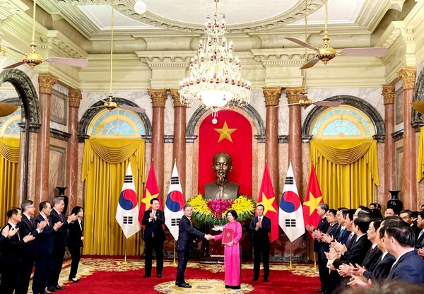 (사진 가운데) 이한준 LH사장과 응우엔 흐엉 장(Nguyen Huong Giang) 박닌성장이 협약 기념촬영을 하고 있다./사진=LH