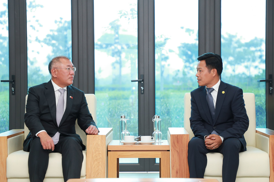 정의선 현대차그룹 회장(왼쪽)이 지난 23일 레 꾸언 하노이 국립대 총장과 만나 미래 혁신 인재 육성의 필요성과 상호 협력 방안에 대해 의견을 나눴다. / 사진=현대차그룹
