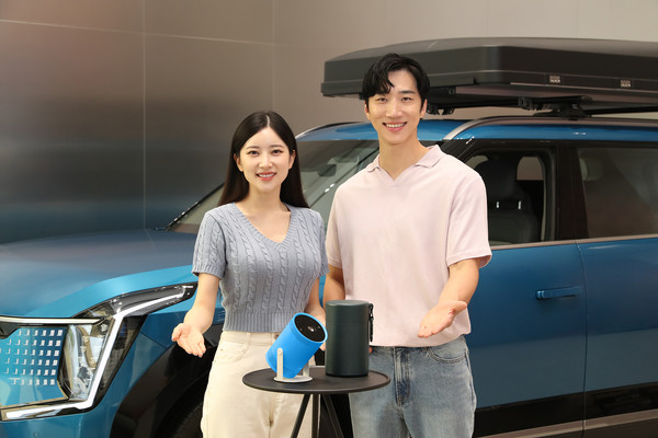 삼성전자 모델이 부천 기아플래그쉽 스토어에서 '더 프리스타일(The Freestyle) EV9 에디션'을 소개하고 있는 모습. /사진=삼성전자