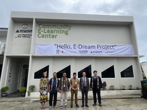 인도네시아 발릭파판 지역에서 진행 중인 ‘헬로우 이드림 프로젝트’의 이러닝 커뮤니티센터 준공식에 참석한 주요 관계자들이 커뮤니티센터 앞에서 기념사진을 촬영하고 있다. (오른쪽부터 황성주 굿네이버스 나눔마케팅 본부장, 엄홍석 현대엔지니어링 커뮤니케이션실장, 이르판 타우피크 교육청장, 세티오 와르소노 굿네이버스 인도네시아 대표, 무르니 발릭파판 지역 대표, 메이티 리아 굿네이버스 발릭파판 프로젝트 매니저)./ 사진=현대엔지니어링