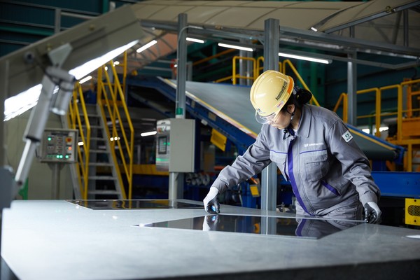 엔지니어가 S1CCL에서 라미나강판 제품을 검수하는 모습 / 사진=동국씨엠