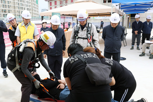 김헌동 사장을 비롯한 임직원들이 폭우 및 폭염 대비 모의훈련 및 안전·청렴 캠페인을 진행하고 있다. /사진=SH공사