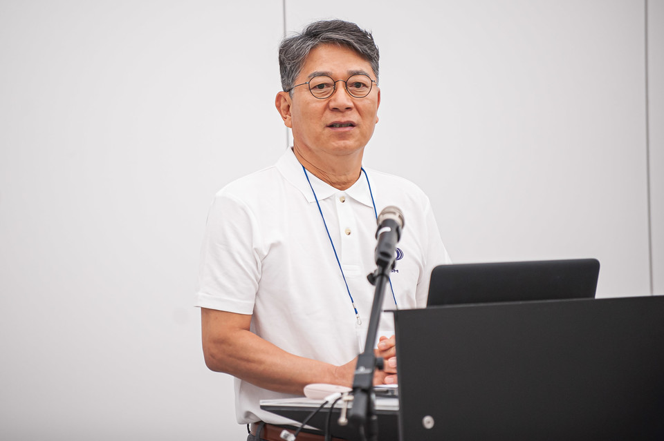 곽재선 KG모빌리티 회장이 폴란드 바르샤바에서 열린 '토레스' 유럽 론칭 행사에서 인사말을 하고 있다. / 사진=KG모빌리티