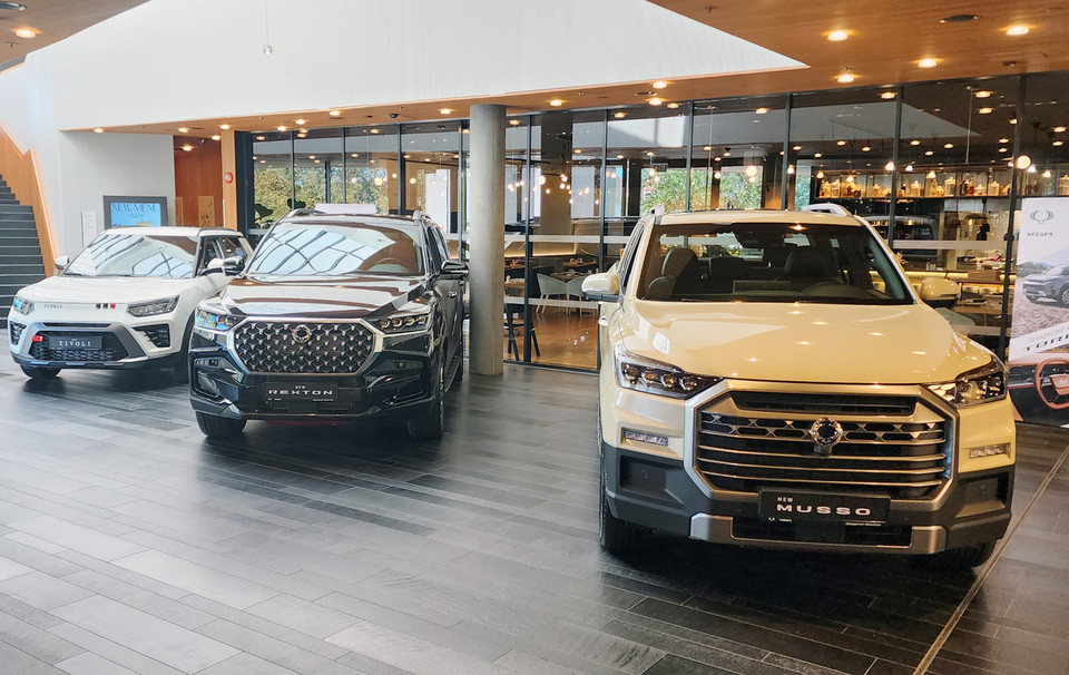 KG모빌리티가 국내 시장에서 인기몰이 중인 '토레스'의 유럽시장 론칭 행사를 갖고 본격적인 글로벌 판매 확대에 나섰다. 오른쪽부터 렉스턴 뉴 아레나, 렉스턴 스포츠&칸 쿨멘, 더 뉴 티볼리 전시차량 / 사진=KG모빌리티