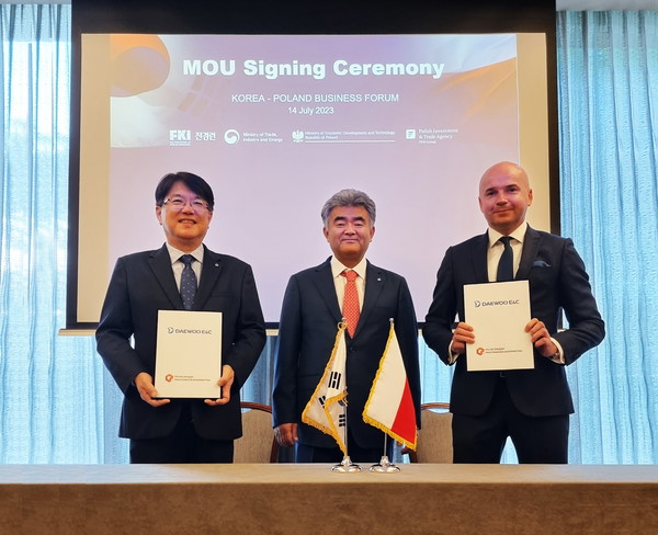 14일(현지시간) 폴란드 바르샤바에서 폴란드건설협회 및 ERBUD사와 폴란드 건설사업 관련 업무협력 관계 구축을 위한 상호 협력 MOU를 체결한 후, 기념사진을 촬영하고 있다. 대우건설 정원주 회장(가운데), 대우건설 해외사업단장 한승 상무(사진 왼쪽), 폴란드건설협회 프제미즈와 야니제브스키(Przemyslaw Janiszewski) 감독위원회 위원(사진 오른쪽) /사진=대우건설