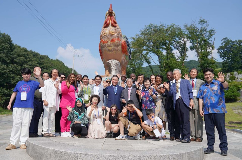 지난 21일 제너시스BBQ 그룹 윤홍근 회장(둘째 줄 왼쪽에서 여섯번째)이 말레이시아, 파나마, 콩고 등 9개국 주한 대사·참사관 부부와 자녀 19명을 치킨대학에 초청해 K-치킨을 소개하는 치킨캠프를 진행했다. / 사진=제너시스BBQ그룹