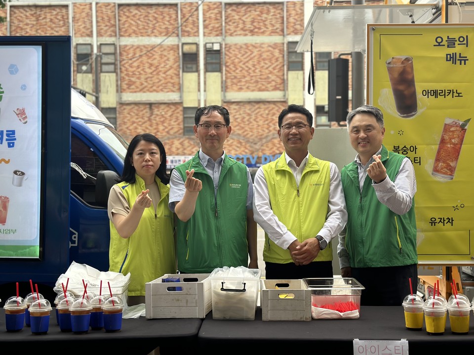 김지혜 카드고객행복센터장(왼쪽부터), 정종관 서울중앙사업부장, 김성훈 고객행복센터장, 안성철 용산금융센터장이 '건강하고 시원한 여름나기 행사'를 기념해 사진을 촬영하고 있다. / 사진=NH농협은행 서울중앙사업부