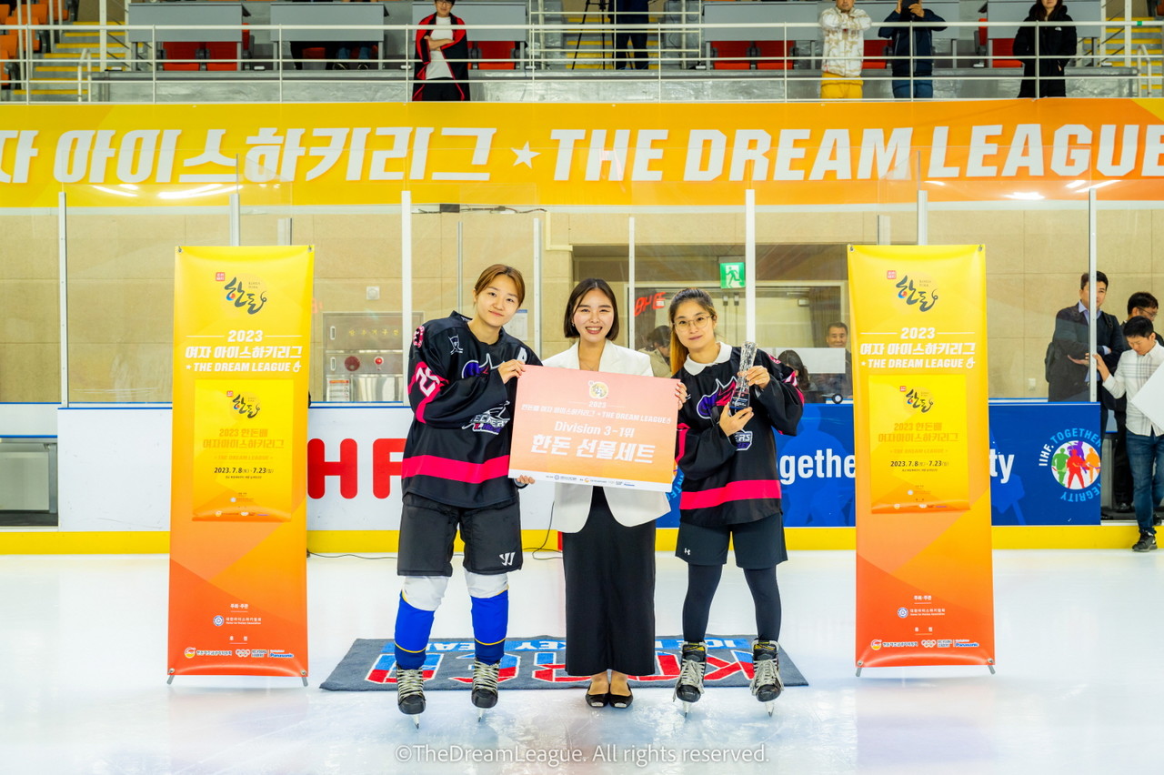 국제올림픽위원회 이상은 영리더가 2023 한돈배 여자 아이스하키리그 '더 드림 리그' 우승팀을 시상하고 기념촬영을 하고 있다. / 사진=한돈자조금관리위원회
