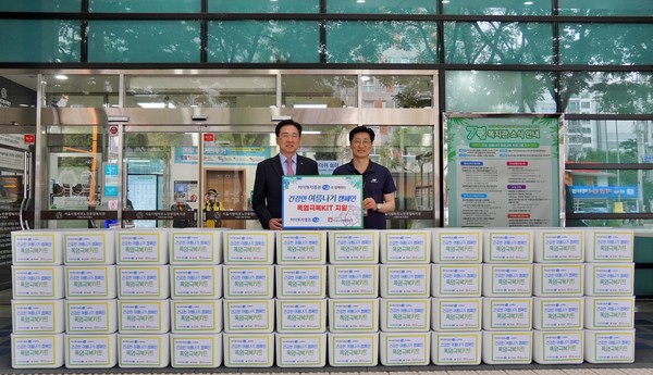 (왼쪽부터)하이투자증권 홍원식 사장, 서울 마포노인종합복지관 김욱 관장. /사진=하이투자증권