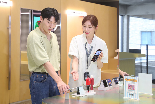 7월 28일 서울 성동구에 위치한 갤럭시 스튜디오 '서울 성수'에서 관람객이 '갤럭시 Z 플립5'를 체험하는 모습. /사진=삼성전자