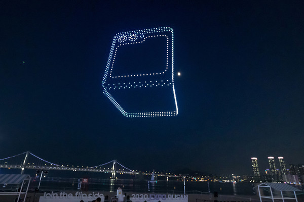 삼성전자가 지난 28일 부산 수영구 광안리 해수욕장에서 '드론 라이트쇼(Drone Light Show)'를 진행했다. 드론은 '갤럭시 Z 플립5'·'갤럭시 Z 폴드5' 모델명과 함께 접히는 폴더블 스마트폰의 형상을 선보이며 부산 광안리 밤하늘을 밝혔다. /사진=삼성전자