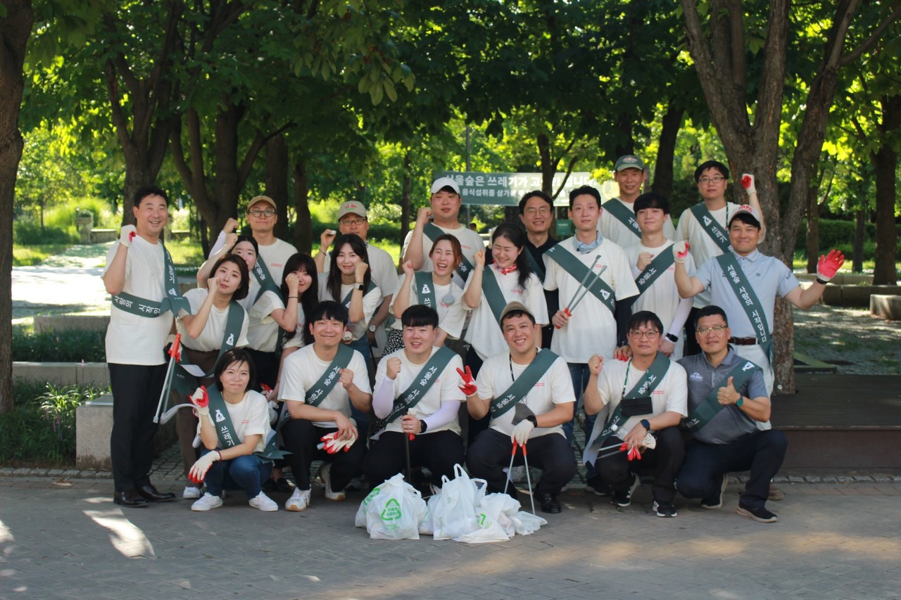 '쓰담쓰담 캠페인'에 참여한 한국파파존스 전중구 사장(왼쪽 첫 번째), 임직원들 / 사진=파파존스