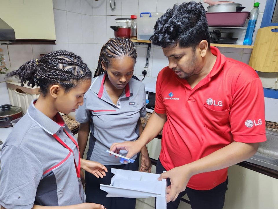 에티오피아 LG-KOICA 희망직업훈련학교 학생들이 가전제품에 대한 교육을 받고 있다. / 사진=LG전자