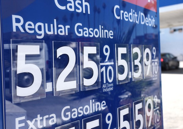 미국 노동절로 공휴일인 9월 4일(현지시간)을 1주 앞둔 지난 28일 캘리포니아주 로스앤젤레스의 한 주유소에 휘발유 가격이 게시돼 있다. 미국자동차협회(AAA)에 따르면 로스앤젤레스카운티에서는 휘발유 평균 소매 가격이 갤런당 5.36달러까지 치솟았다. / 사진=AFP연합뉴스