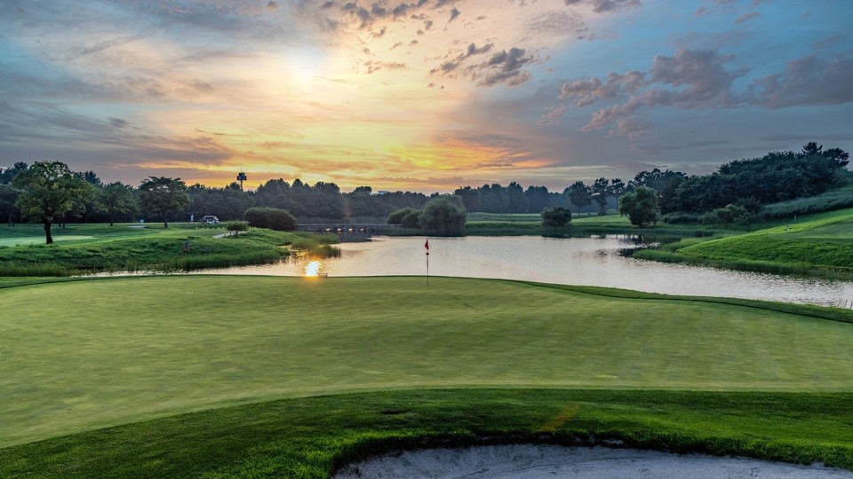 클럽72 오션코스 7번홀(파5) 그린에서 본 전경. 투온을 노려볼 만 하지만 해저드와 벙커가 그린를 둘러싸고 있어 리스크도 큰 홀이다. / 사진=클럽72