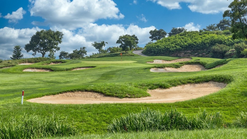 클럽72 오션코스 5번홀(파5). 오르막 경사에다 도그레그홀이어서 도전의욕을 불러일으킨다. / 사진=클럽72