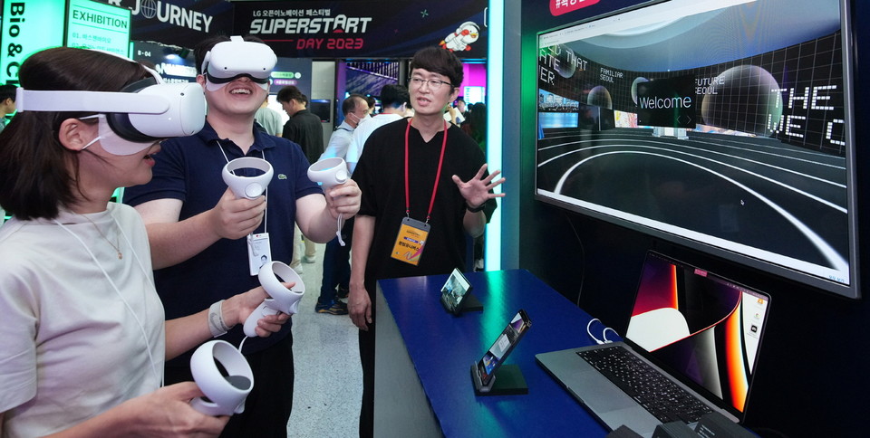 7일 서울 마곡 LG사이언스파크에서 진행된 '슈퍼스타트데이 2023'의 참가자들이 스타트업 퀀텀유니버스가 만든 웹XR 콘텐츠를 체험하고 있다. / 사진=LG전자