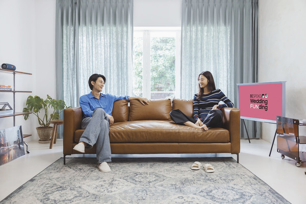 삼성전자 모델이 '비스포크 웨딩 펀딩(BESPOKE Wedding FUNding)' 캠페인을 소개하고 있는 모습. /사진=삼성전자