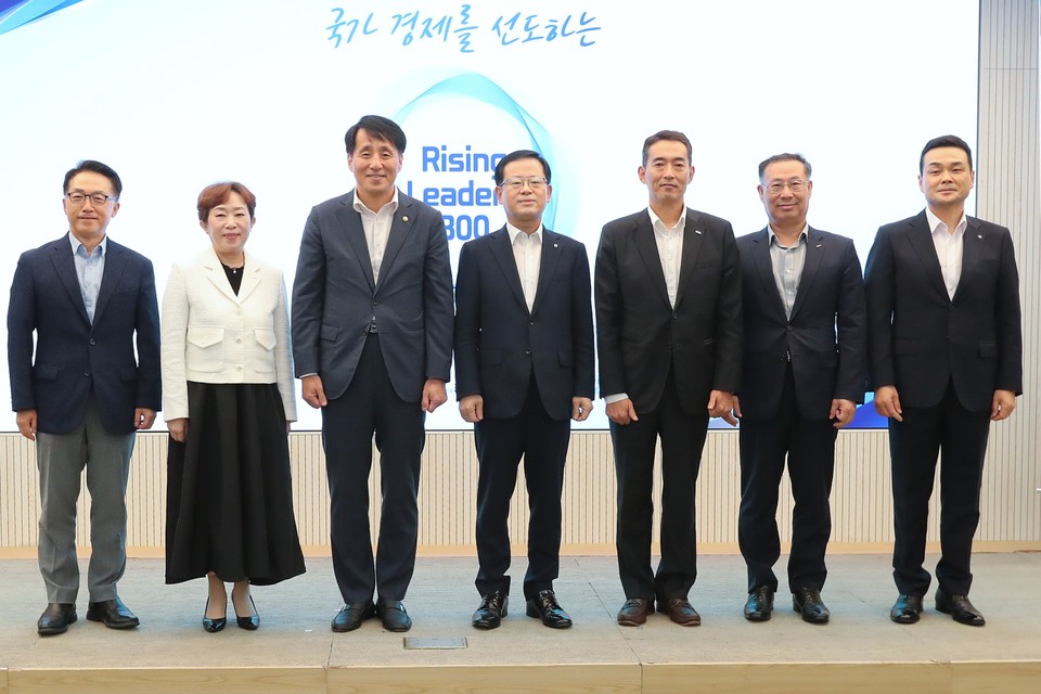 우리은행은 14일 오전 우리은행 본점에서 '라이징 리더스 300' 1기 선정기업 인증패 수여식을 개최했다. 이호준 한국중견기업연합회 부회장(왼쪽부터), 민병주 한국산업기술진흥원 원장, 장영진 산업통상자원부 제1차관, 조병규 우리은행장, 김도훈 한국산업지능화협회 회장, 김윤태 대한무역투자진흥공사 부사장, 강신국 우리은행 기업투자금융부문장이 기념촬영을 하고 있다. / 사진=우리은행