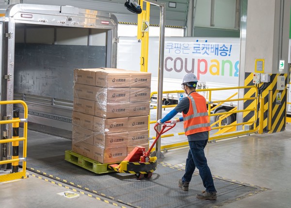 쿠팡의 한 물류센터에서 직원이 대만 수출행 비행기에 태울 로켓직구 상품들을 출고하고 있다 / 사진=쿠팡