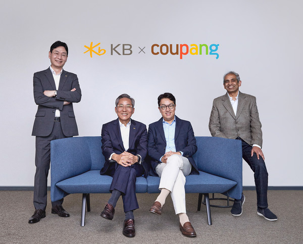 (왼쪽부터) 이창권 KB국민카드 사장, 윤종규 KB금융그룹 회장, 강한승 쿠팡 대표, 비제쉬 아이어 쿠팡페이 대표가 성공적인 제휴카드 론칭과 시너지 창출을 위한 협약식을 가졌다 / 사진=쿠팡