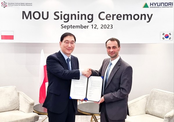 12일(현지시간) 폴란드 수도 바르샤바에서 현대건설 윤영준 사장(왼쪽)과 폴란드원자력연구원 마신 카다스 부원장(오른쪽)이 ‘원전 연구개발(R&D) 및 연구용 원자로 협력에 대한 업무협약’을 체결한 후 기념사진을 촬영하고 있다. /사진=현대건설