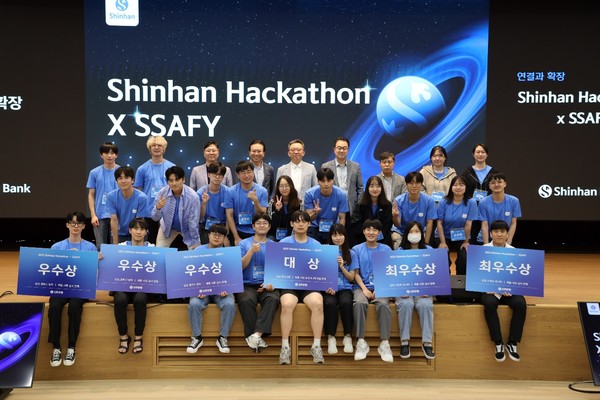 지난 17일 경기도 용인시에 위치한 신한은행 연수원 '블루캠퍼스'에서 개최된 '신한 해커톤 with SSAFY'에서 신한은행 정상혁 은행장(윗줄 왼쪽에서 다섯번째)과 은행관계자들이 수상팀들과 기념촬영하는 모습. /사진=신한은행