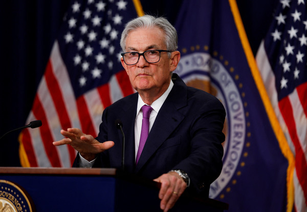 제롬 파월 미 연방준비제도 의장이 20일(현지시간) 연방공개시장위원회(FOMC) 정례회의 이후 기자회견을 갖고 "적절하다고 판단할 경우 금리를 추가로 올릴 준비가 돼 있다"며 "인플레이션이 하락해 정책 목표 수준으로 안정화했다는 확신에 이르기까지 긴축 통화정책을 유지할 것"이라고 강조하고 있다. / 사진=로이터연합뉴스