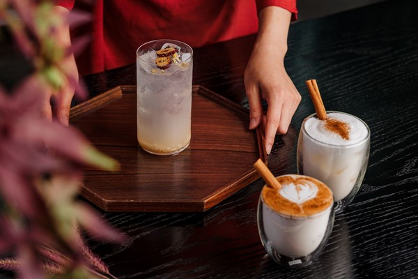 '갤러리 라운지' 수정과 라테, 식혜 에이드 / 사진=롯데관광개발