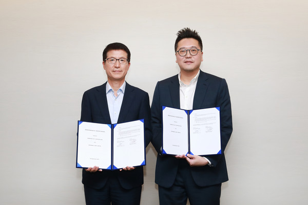 삼성물산 건설부문 오세철 대표(사진 좌측)와 시나르 마스 랜드 마이클 위자야 대표가 업무협약 체결 후 기념사진을 촬영하고 있다. /사진=삼성물산