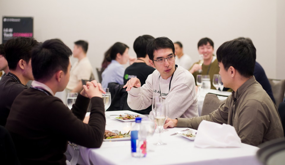 13일(현지시간) 미국 뉴욕에서 열린 'LG AI 테크 커넥트'에서 LG AI연구원 이홍락 CSAI(최고 AI 과학자, 왼쪽 두번째)가 참가자들과 대화를 나누고 있다. / 사진=LG