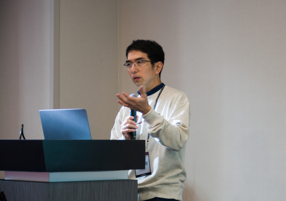 13일(현지시간) 미국 뉴욕에서 열린 'LG AI 테크 커넥트'에서 이홍락 CSAI(최고 AI 과학자)가 발표하고 있다. / 사진=LG