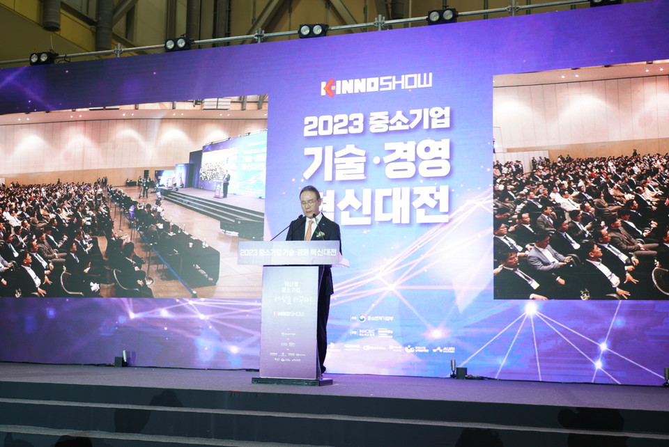 석용찬 메인비즈협회 회장이 18일 부산 벡스코에서 열린 '2023 중소기업 기술‧경영 혁신대전'에서 개회사를 하고 있다. / 사진=메인비즈협회