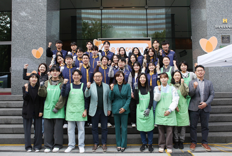 지난 18일 서울 광화문 현대해상 본사 앞에서 '사랑나눔행사'에 참여한 현대해상 임직원과 재단법인 아름다운가게 관계자들이 기념촬영을 하고 있다. / 사진=현대해상