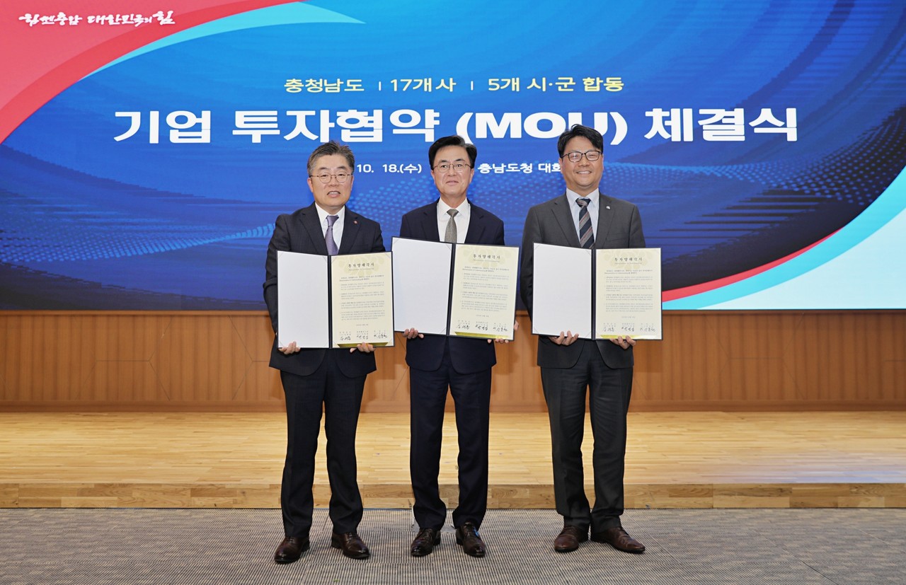 (왼쪽부터) 박경섭 롯데웰푸드 생산본부장, 김태흠 충남도지사, 신동헌 천안부시장 / 사진=롯데웰푸드