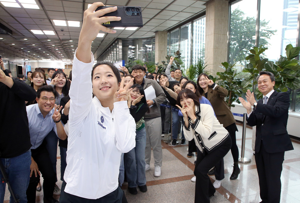 신유빈 선수(맨앞)가 진옥동 신한금융그룹 회장(오른쪽)을 비롯한 신한금융그룹 임직원들과 함께 기념촬영을 하고 있다. / 사진=신한금융그룹