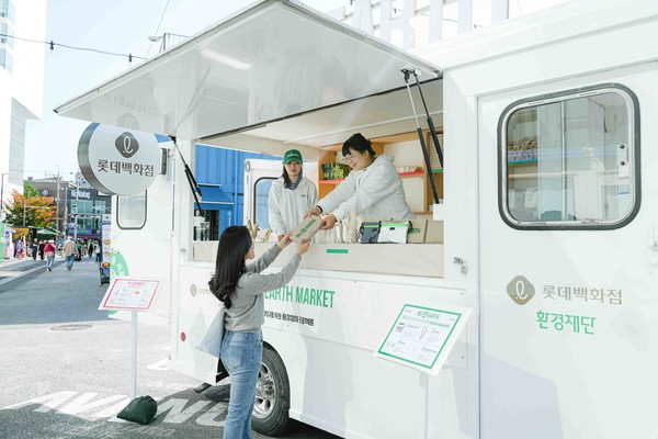 성수동 리얼스마켓에서 기념품을 받는 참가자 / 사진=롯데백화점